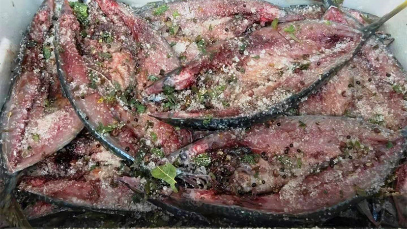 腌制的咸鱼晒干了怎么储存,咸鱼腌制几天可以风干