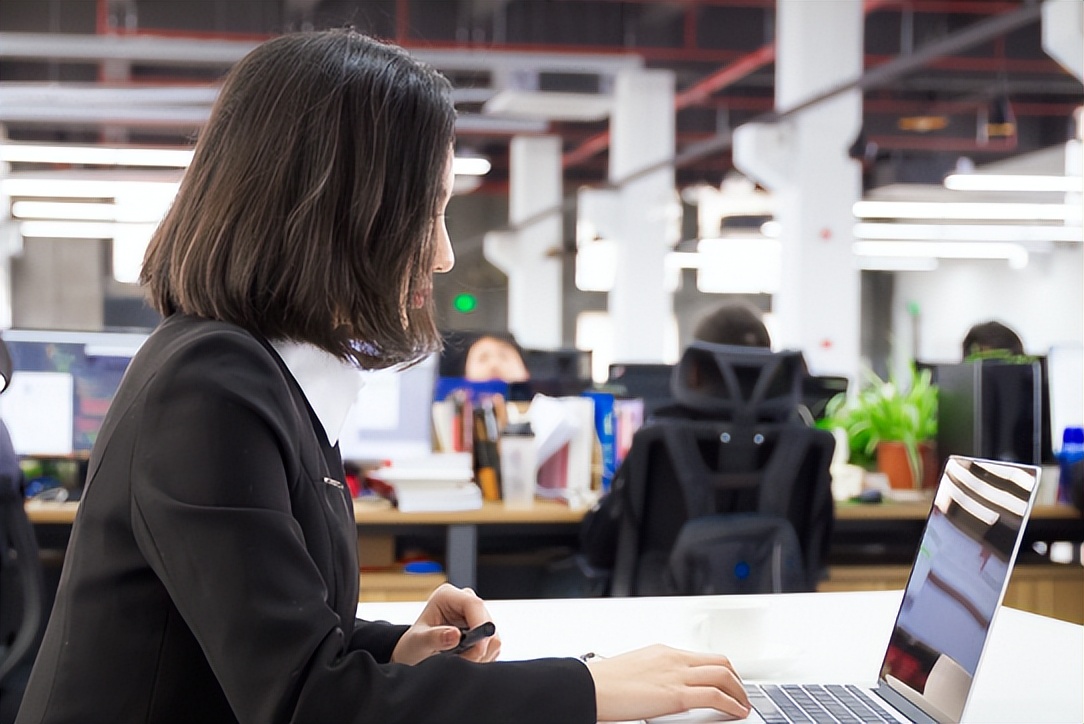 公务员的工资是否靠卖土地支付,土地难卖后公务员怎么办