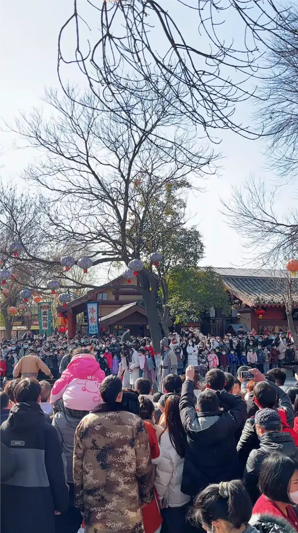 大年初一开封清明上河园人山人海,大年初一的清明上河园是人山人海