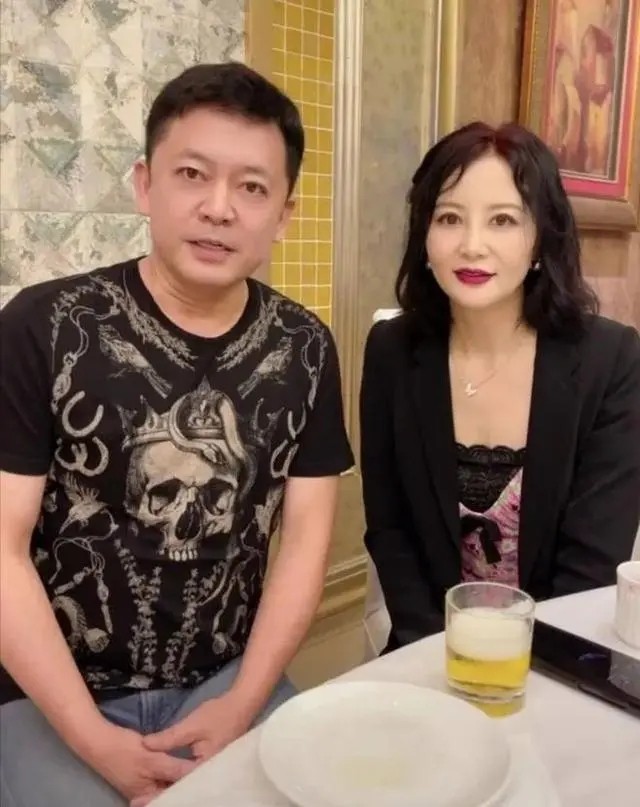 他曾错过巩俐，娶初恋为妻，凭《亮剑》爆红，结婚30年仍恩爱如初