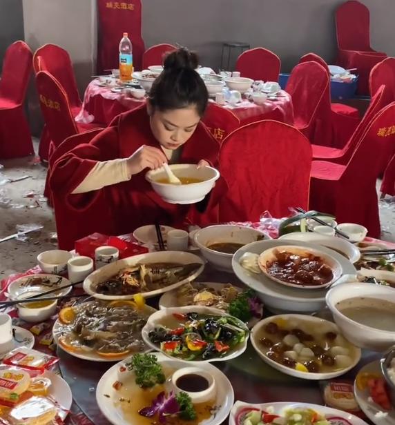 婚宴结束后新娘送娘家人坐车离开,婚宴结束送走亲友新娘孤独的哭了