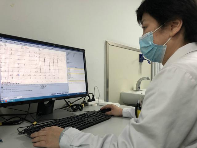 男子酒后胳膊疼，进院检查心电图没有异常，心内科主任：快抢救