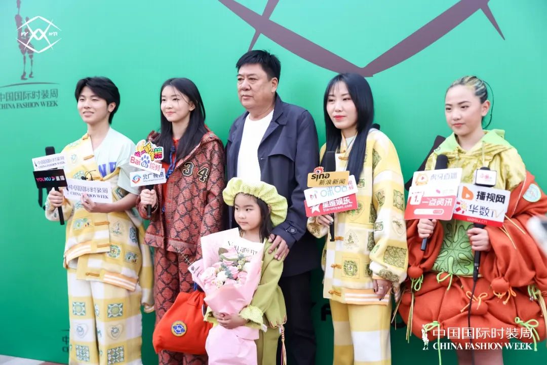 轻狂一场,无悔青春高定潮牌“YYWR以衣唯人”首次亮相中国国际时装周