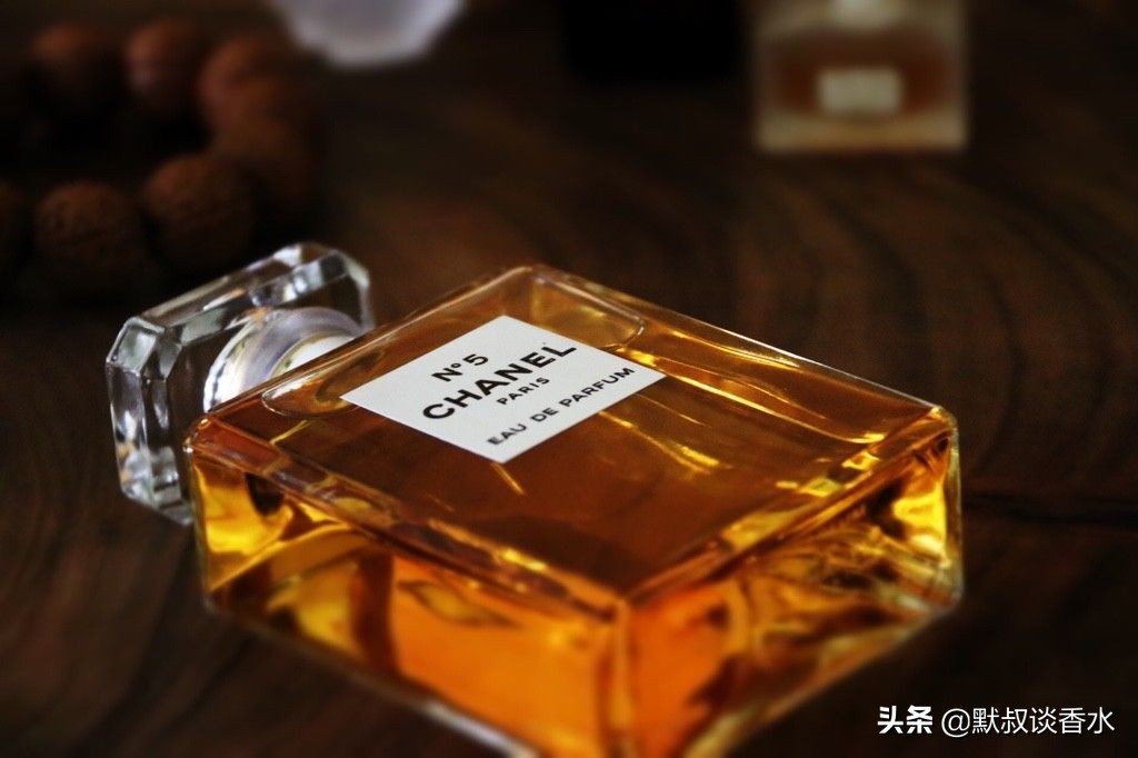 香奈儿5号梦露最爱的香水超越时代的经典女香