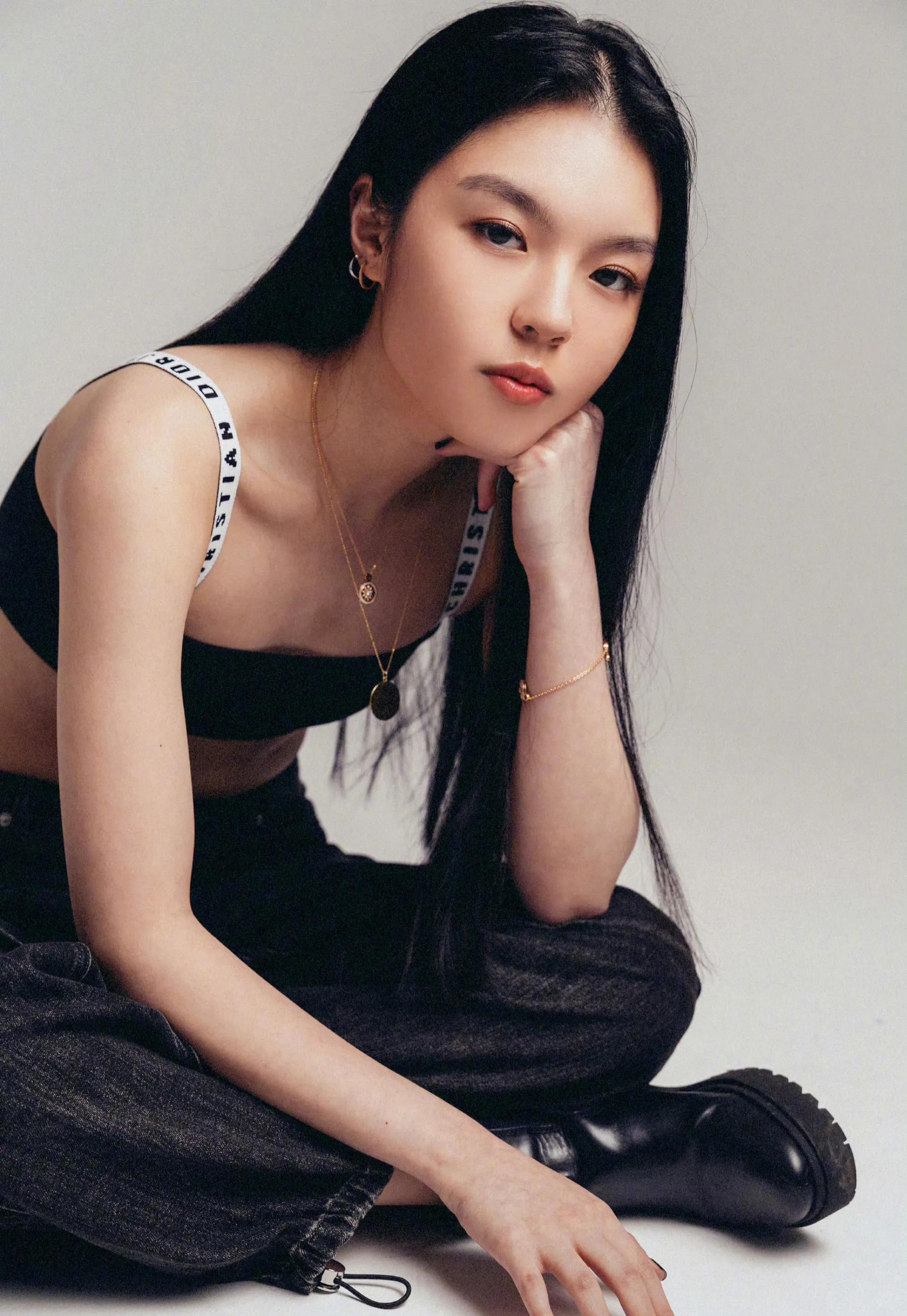 哈文多年后再回国晒照感叹回家好,哈文回国后感动视频