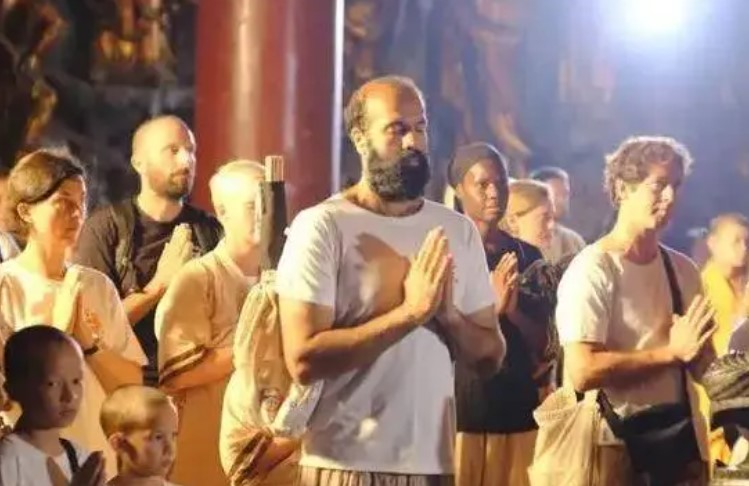 少林寺释永信一年收入多少钱,现在释永信方丈为什么不披袈裟