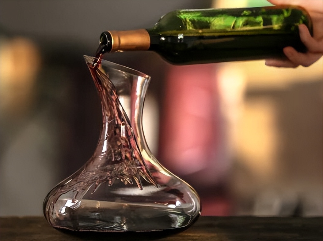 喝红酒醒酒好还是不醒酒好,红酒需要醒酒白酒需要醒酒吗