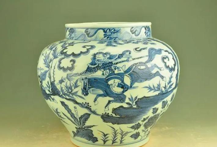 80年广西工人挖出骨灰罐，带回家腌菜，多年后专家估价：值2.3亿