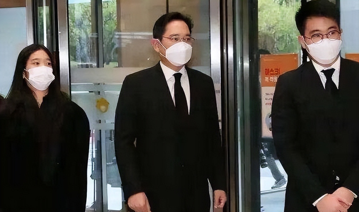 与川普女儿是校友，百亿千金却穿平价卫衣，喜欢和平民子女交朋友