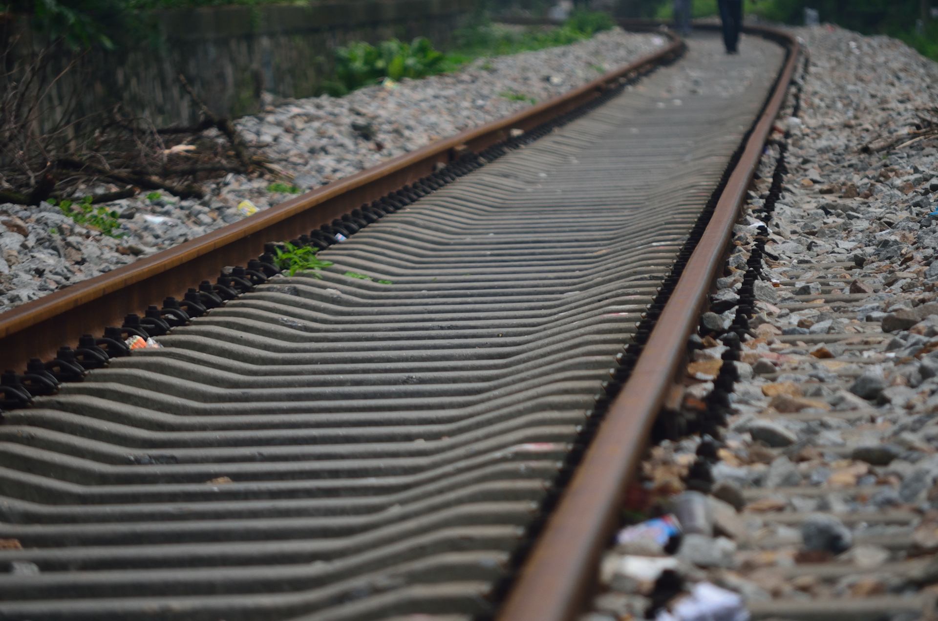 中国火车入境俄罗斯，为何必须更换车轮？不同国家铁轨有何不同？