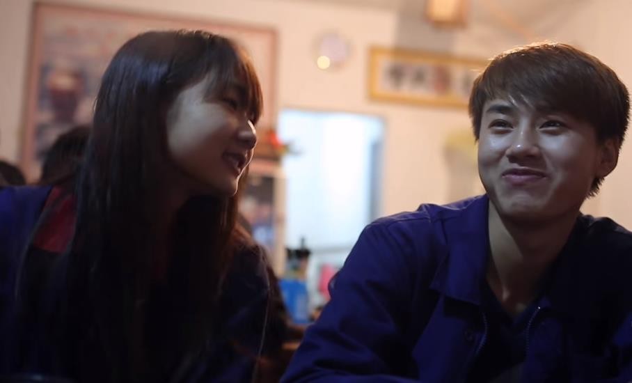 20岁小伙在工厂流水线,小伙在工厂上夜班坚持七年