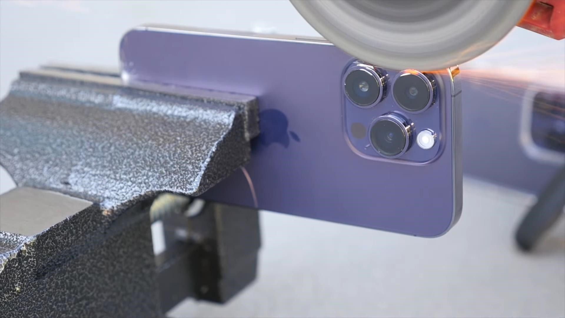 苹果14pro手机摄像头翻车普遍吗,iphone14pro摄像头玻璃有多强