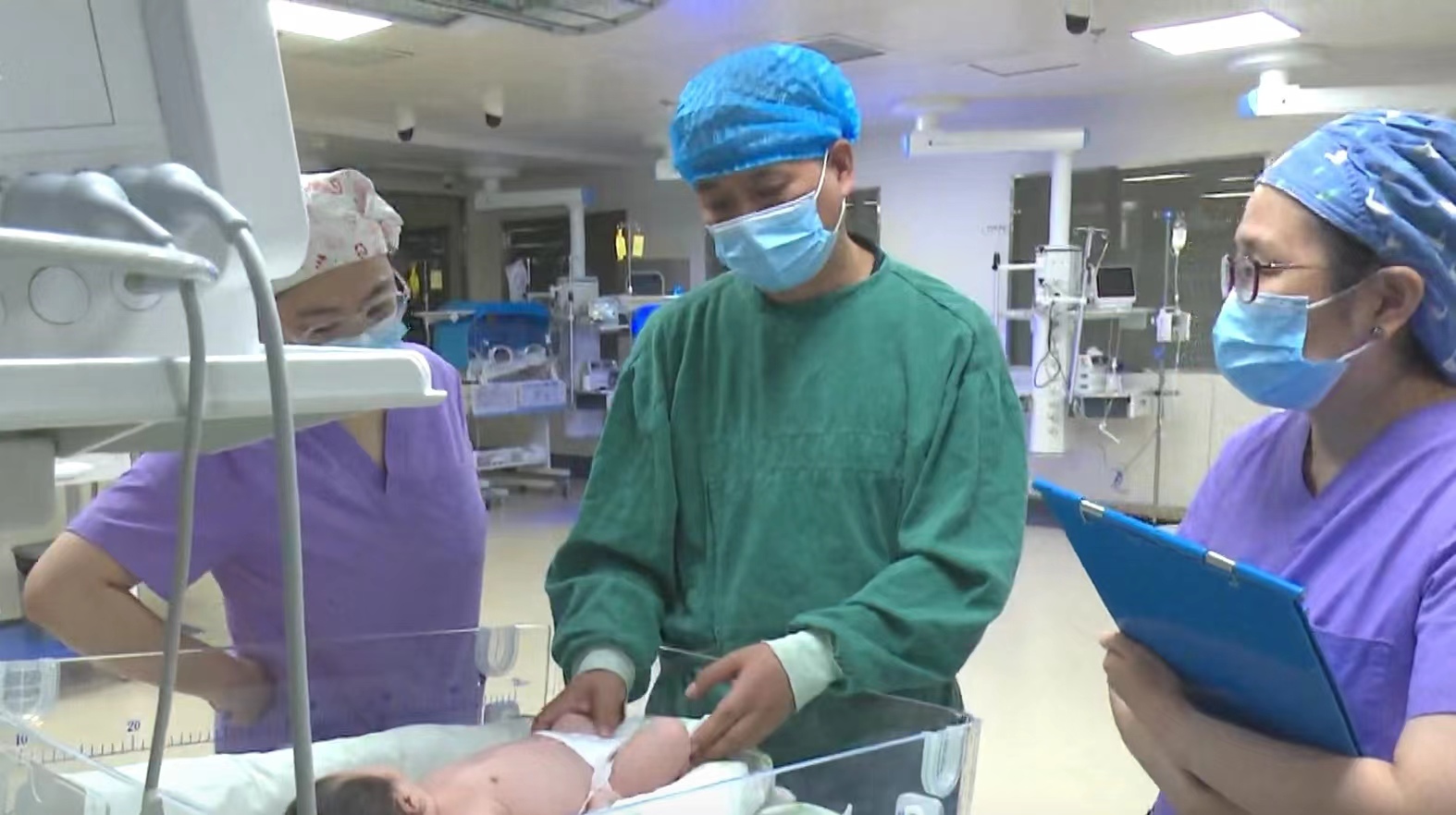 新生与“重生”！患儿先天性肛门闭锁急需救治，医生跨市上演“生命接力”