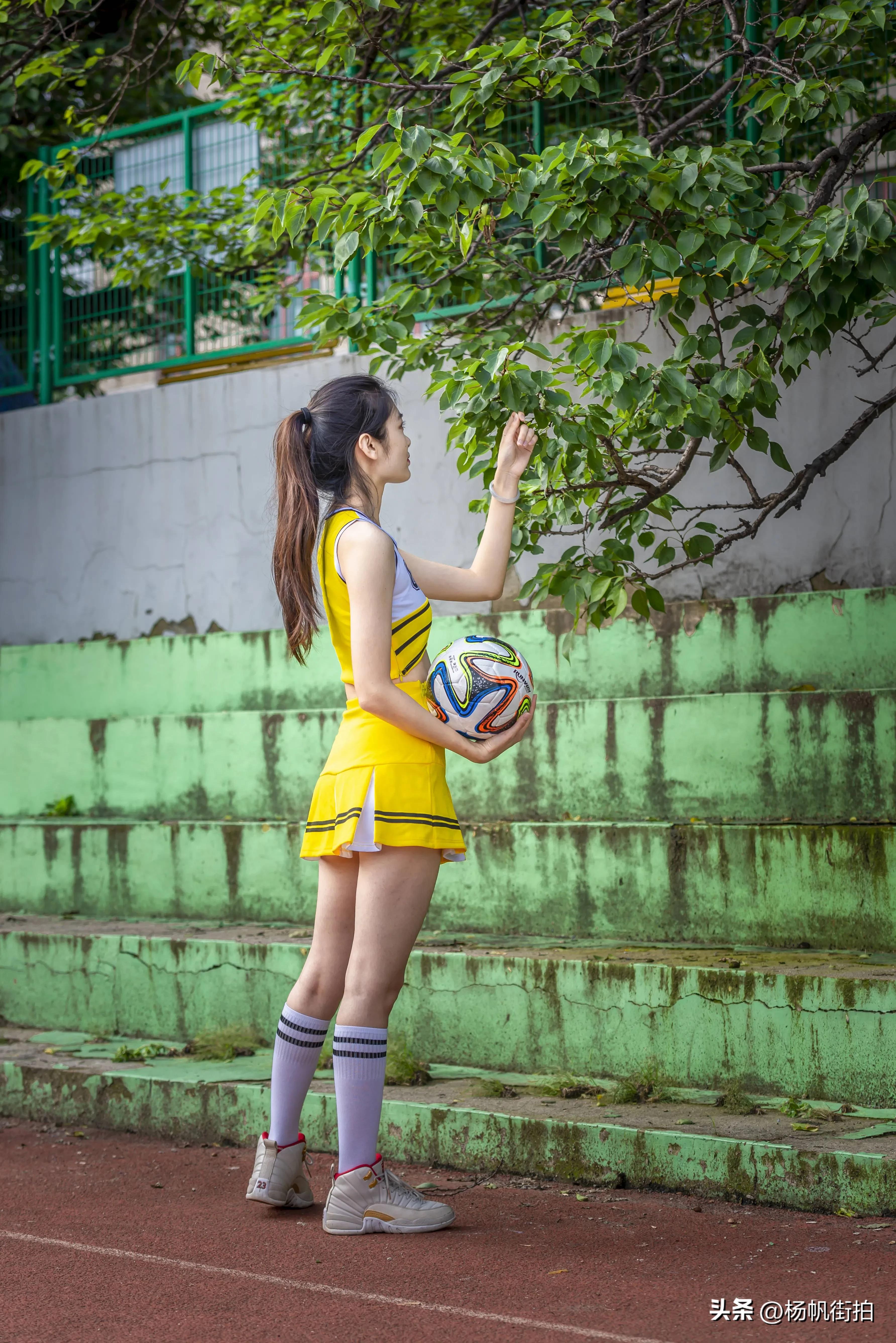 看世界杯摄影拍照,美女看世界杯惊艳瞬间
