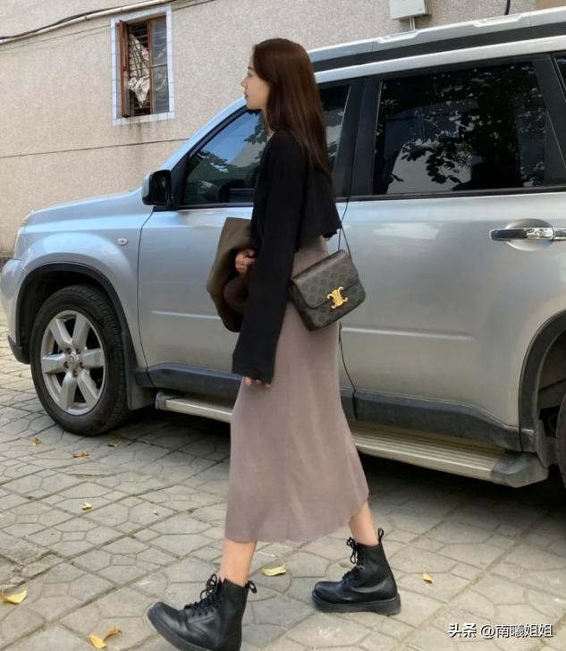 杨幂穿的鞋子马丁靴,杨幂同款鞋子厚底小白鞋