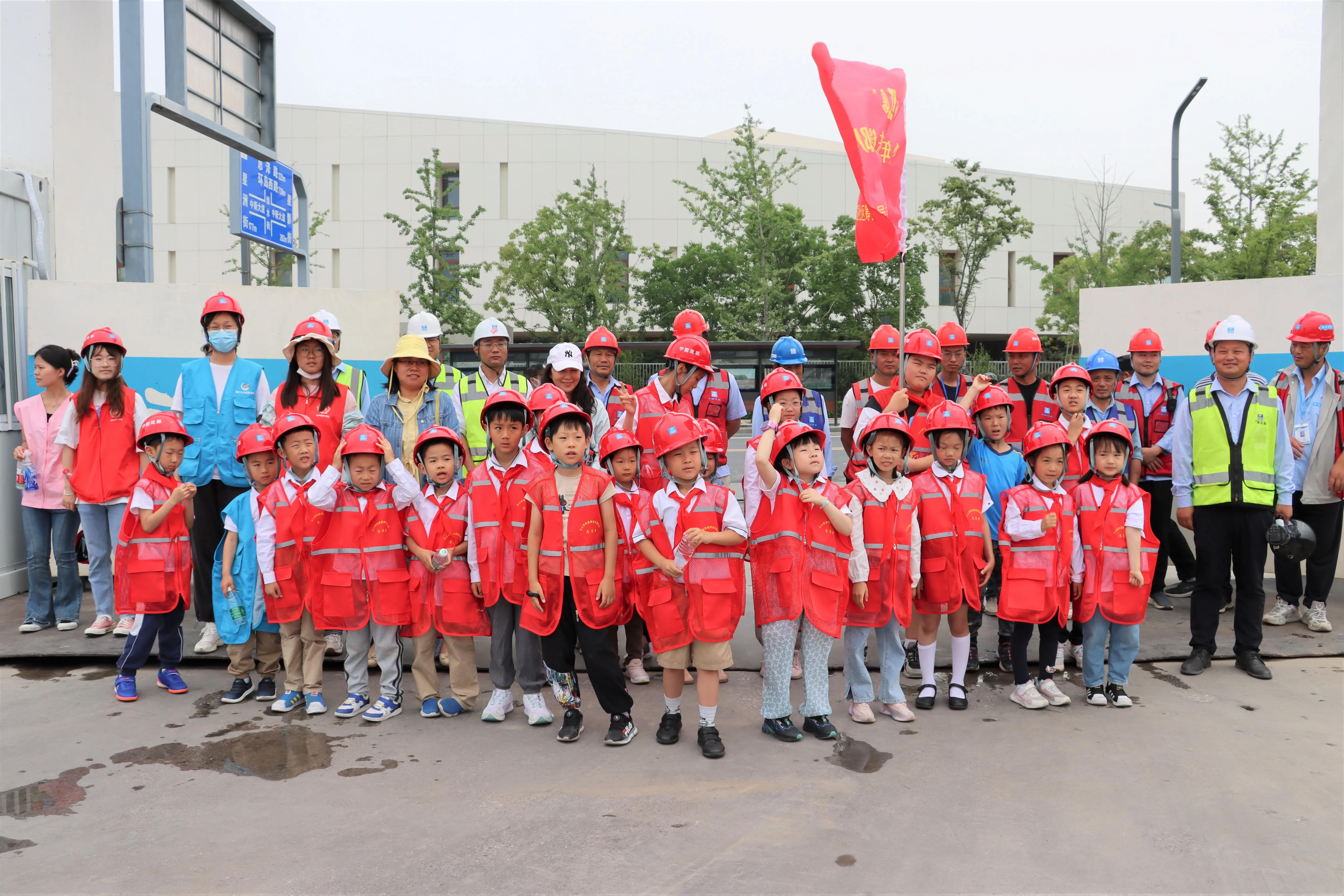 南京建邺区江心洲洲岛红园社区成立“小红鹰”少年志愿者先锋队