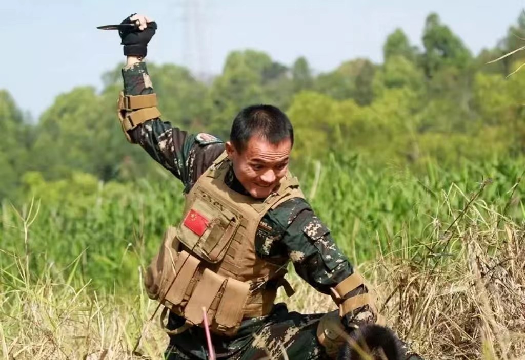 《刻苦练兵智擒窃贼显身手》一位退役老兵艰难而辉煌的创业之路