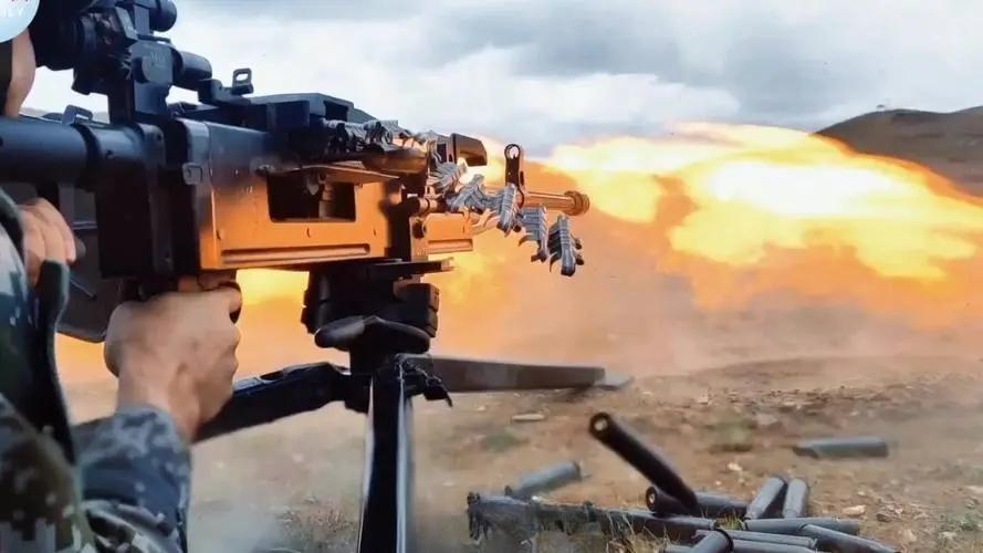 两个兵王叛逃，与一千多军警对峙3天，放大火烧山才将他俩制服！