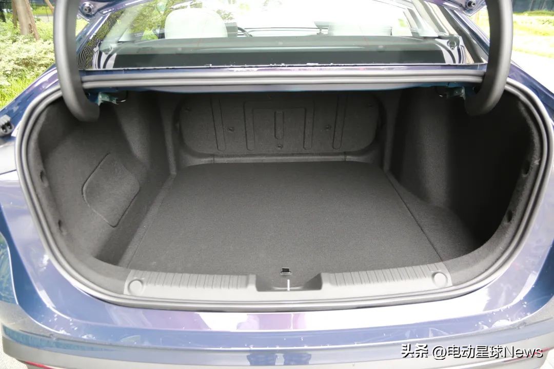 十万出头新能源吉利银河l6,吉利银河l6龙腾版125kmplus油耗