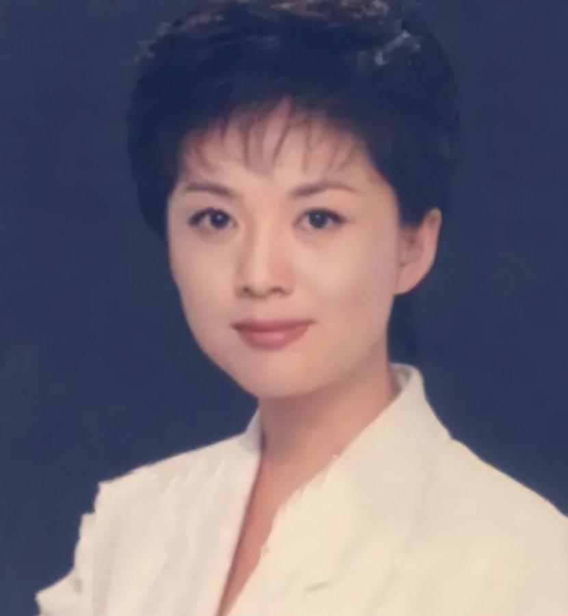 央视美女海霞有孩子吗,48岁主持海霞近照