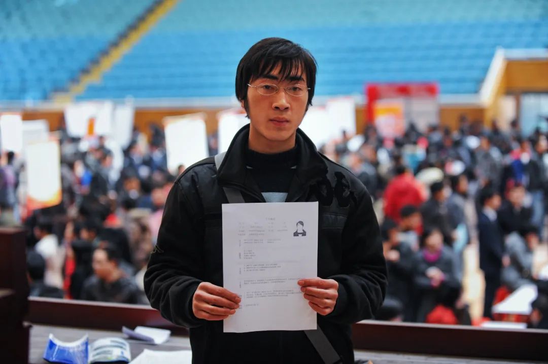 大学生求职时不应该以薪资为重,大学生求职时应不应该以薪水为重