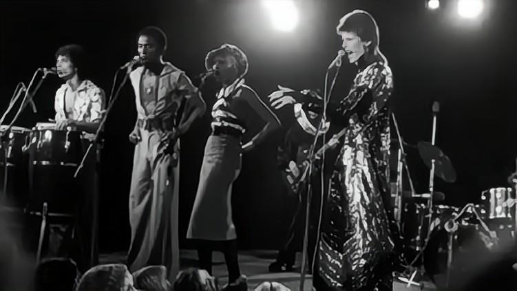 大卫鲍伊妆容,大卫·鲍伊年轻照片