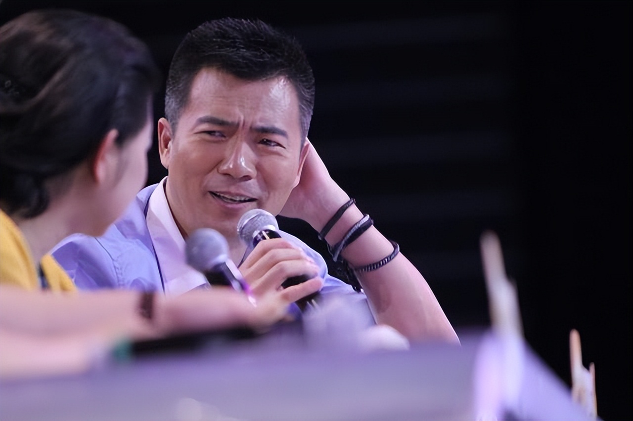 黄健翔前妻孙颖现状,黄健翔一家近照