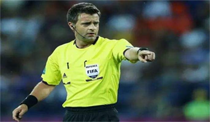 足球比赛中球触及裁判员如何判罚,足球比赛中踢到裁判