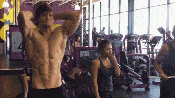 *拍偷**男被196cm肌肉男放倒制服,网友感叹:这体格一般人不敢惹