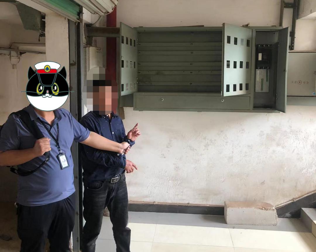 男子半夜捡废品被查,男子凌晨捡废品被查