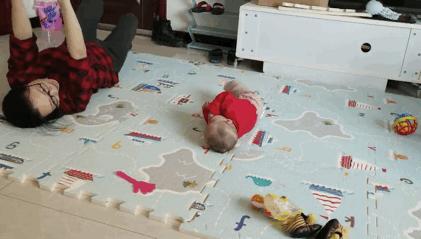 宝宝应该什么时候练习翻身抬头,宝宝大概几个月要教他学会翻身呢