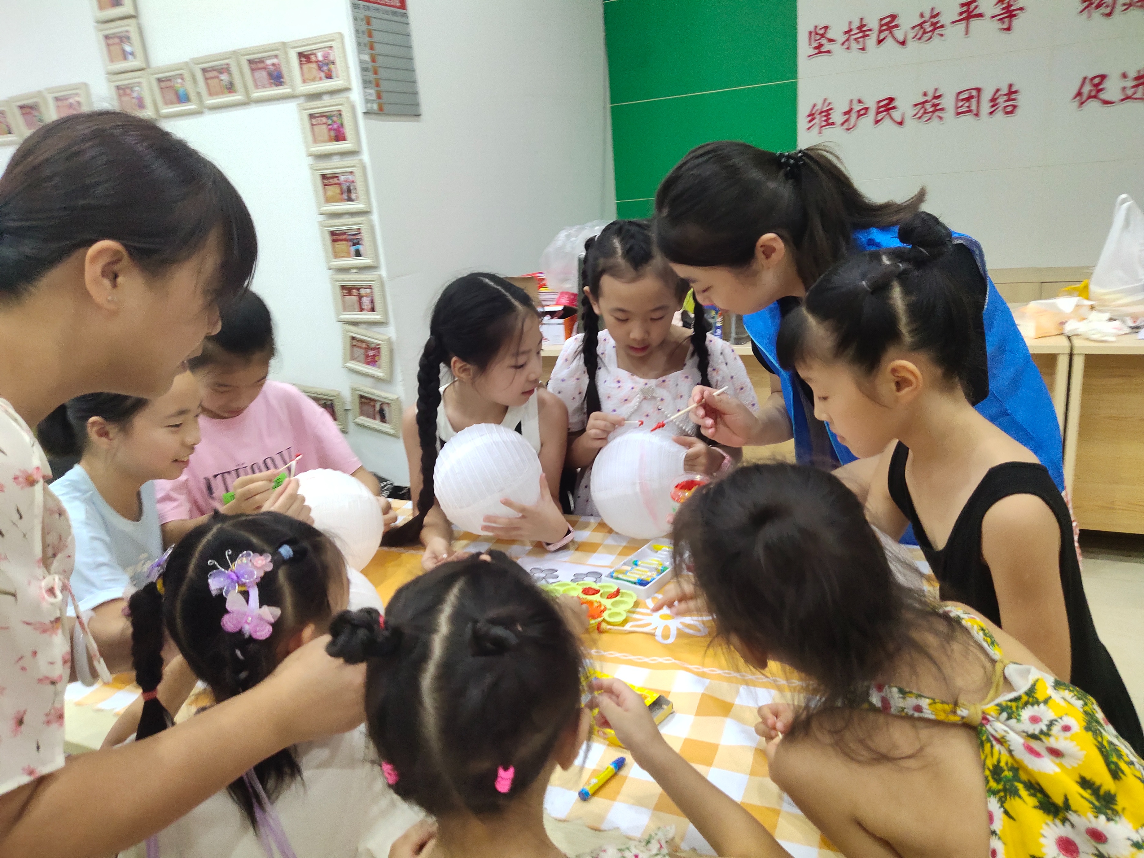 社区开展青少年剪纸制作灯笼活动,社区开展剪纸制作灯笼活动