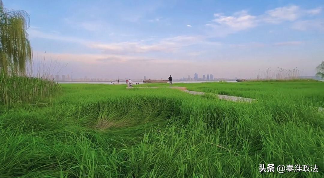 南京地铁11号线效果图,航拍南京地铁11号线旁超大公园