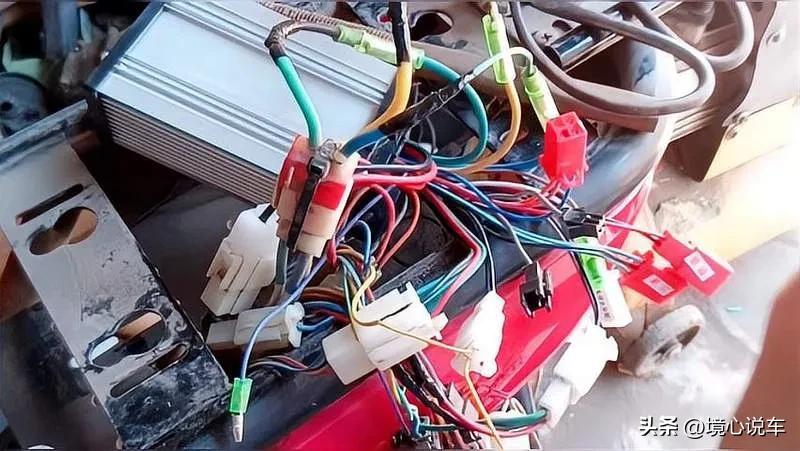 电动车电瓶的正负极怎么接的,电瓶车控制器哪根线是负极