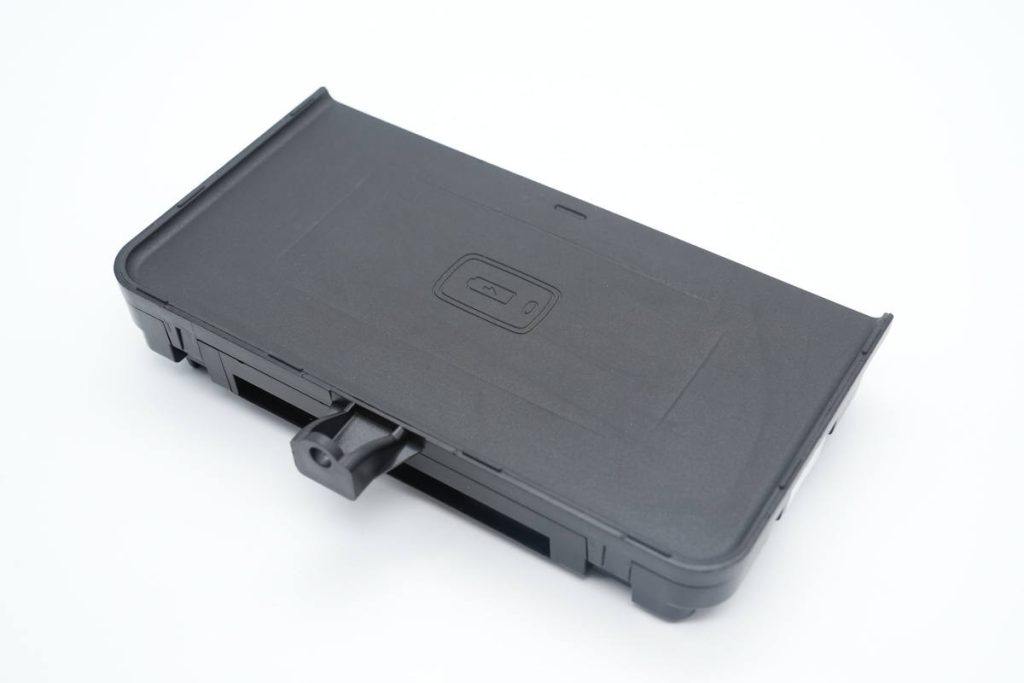 宝马5系无线充电拆解,宝马5系充电器怎么拆