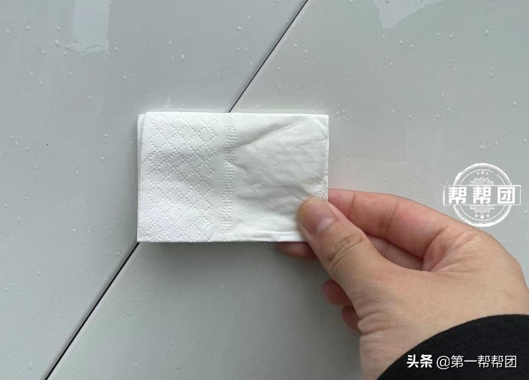 白色新车有色差,纸巾一擦还掉漆?商家却称:正常,太阳晒的