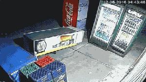 妹子，你的背的包很别致啊，旁边兄弟盯得眼都直了，哈哈哈哈哈哈