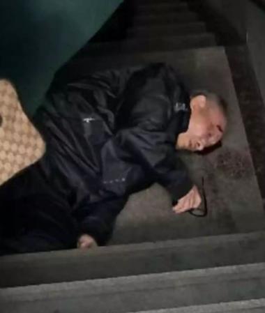 来儿子家养老,大妈想掌管小两口工资,儿子忍无可忍把她送回老家