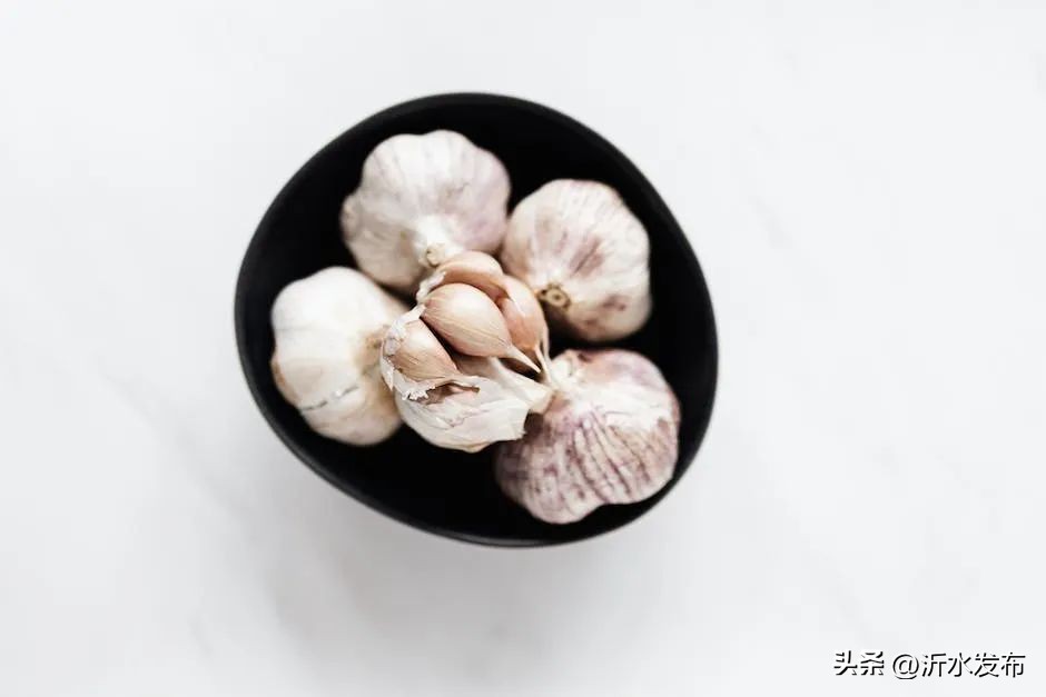 腹泻时吃有叶的大蒜管用吗,腹泻吃烤大蒜管用吗