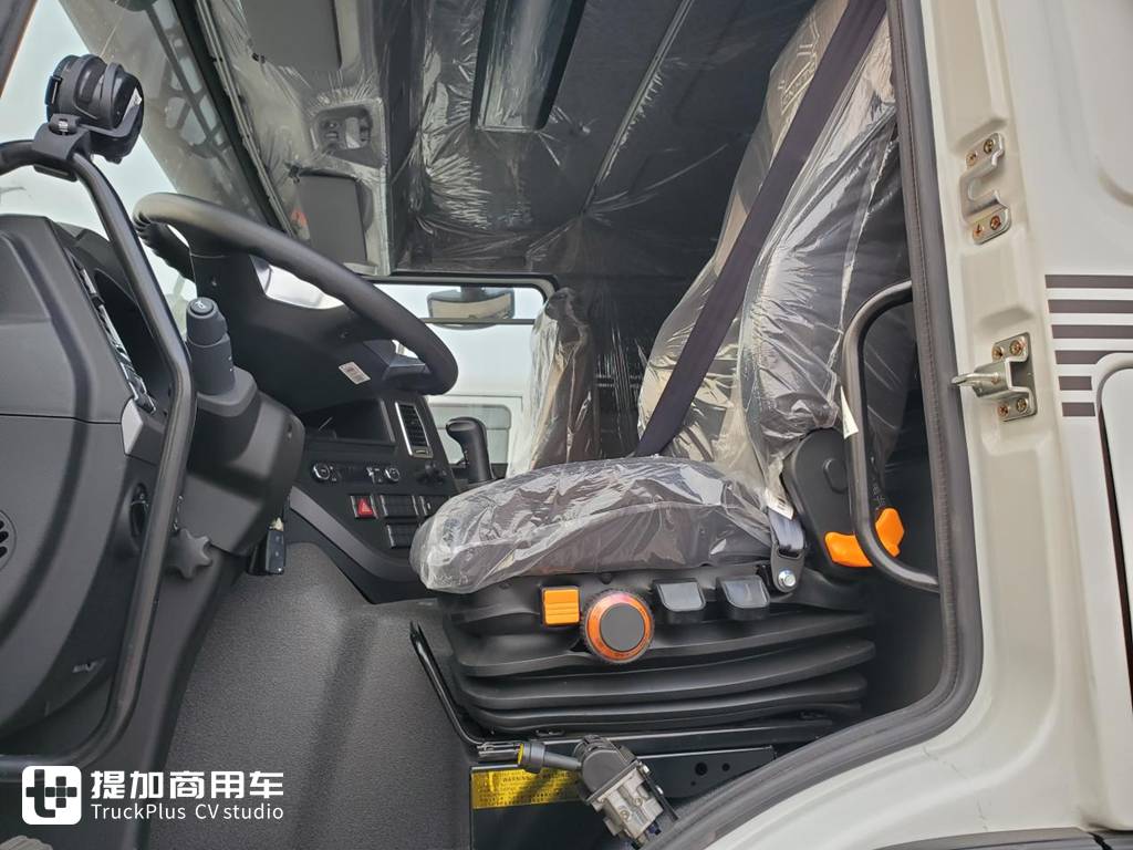 重汽成商造豪沃v7-x新能源车亮相,外国人买中国卡车