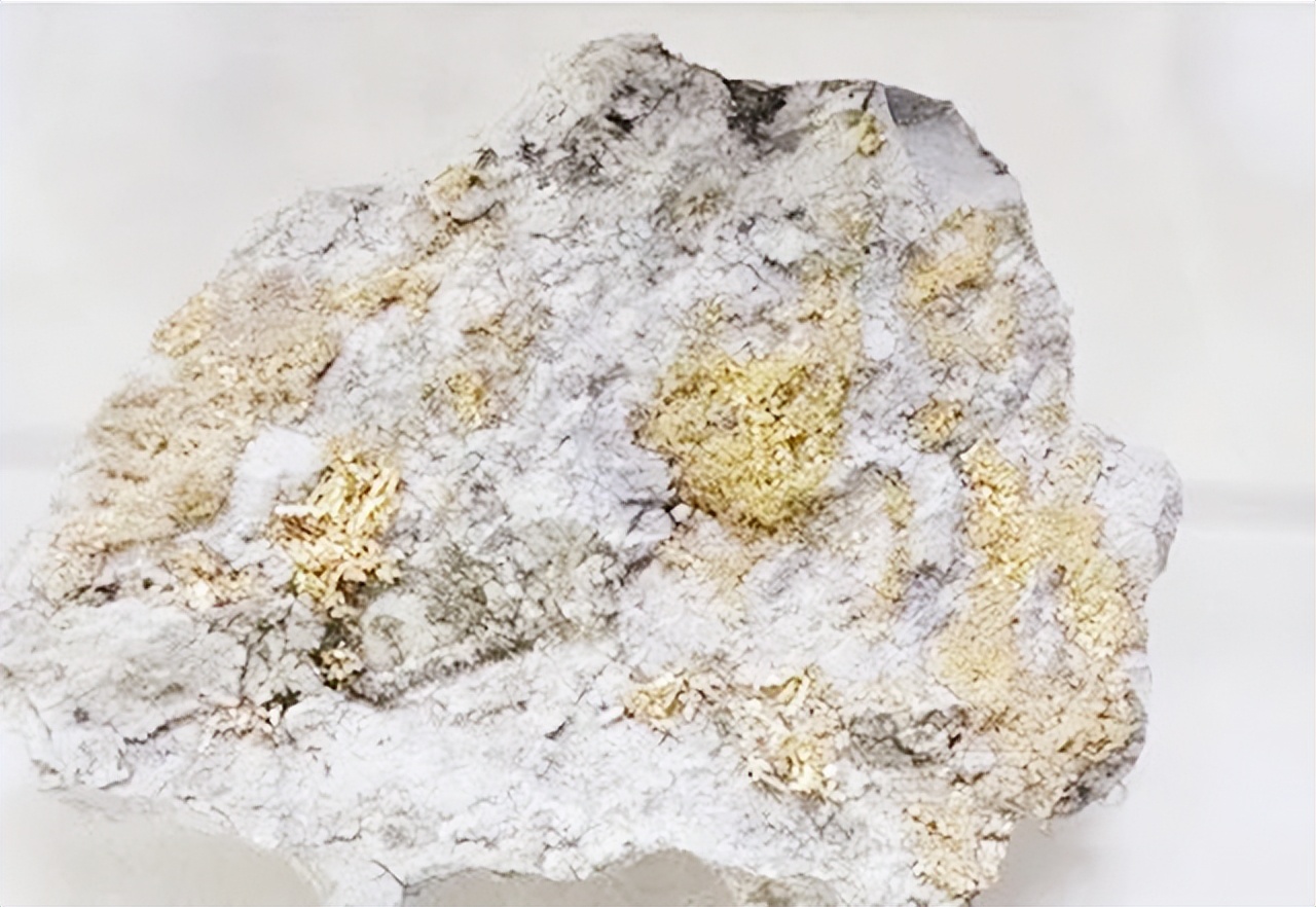 10年*疆新**惊现一种灰石头，毒性十分强烈，专家：这是一种稀有金属