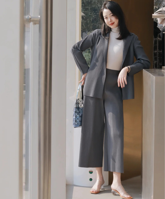 百褶裙该下岗了，今年流行的是“百褶裤”，时髦精致，谁穿了谁美