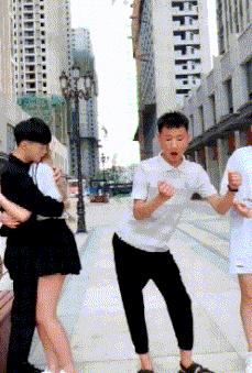 女孩子看见照片后就发个哈哈哈,姑娘不是什么照片都能随便发的