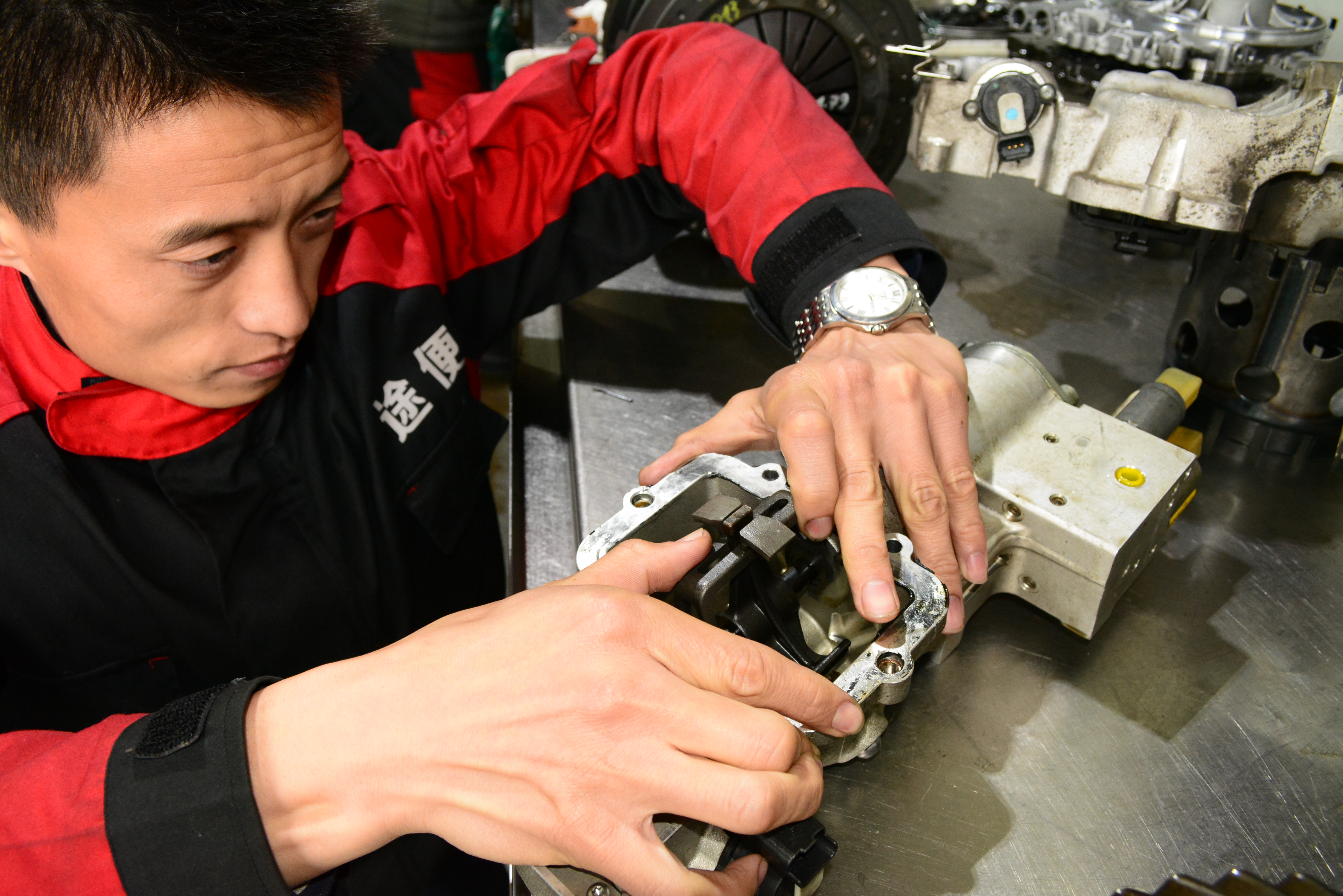 比亚迪秦变速箱坏在哪里维修好,比亚迪秦混动修变速箱