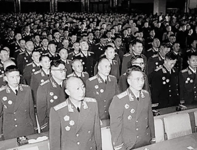 元帅大将上将中将怎么区分,元帅和上将军衔待遇一样吗