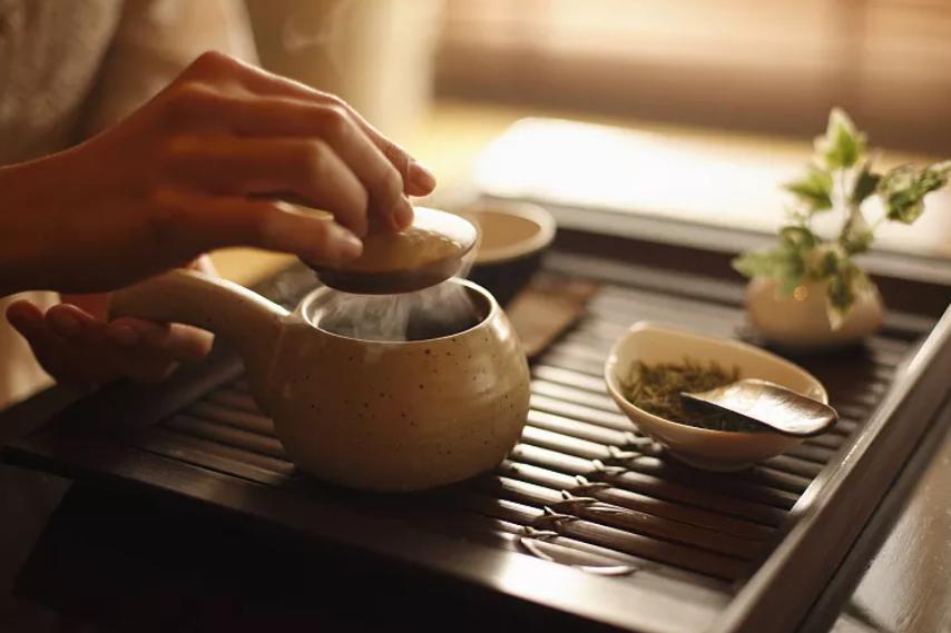 睡前喝牛奶弊端是什么,喝牛奶加鸡蛋等于服毒吗