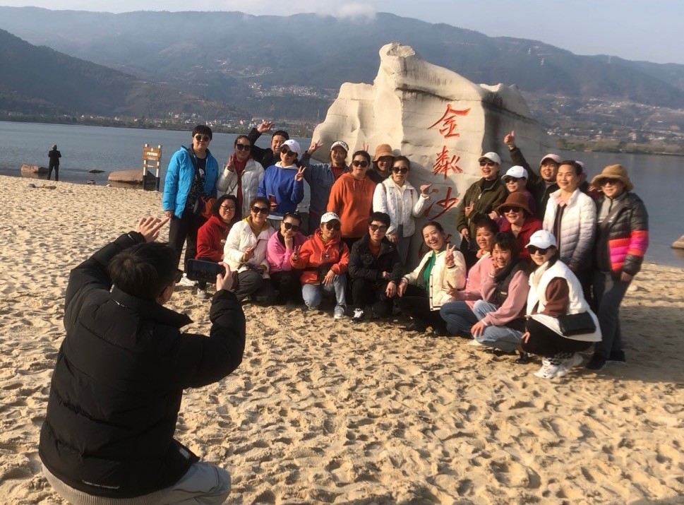 混入老年旅行团,年轻人混入老年旅游团