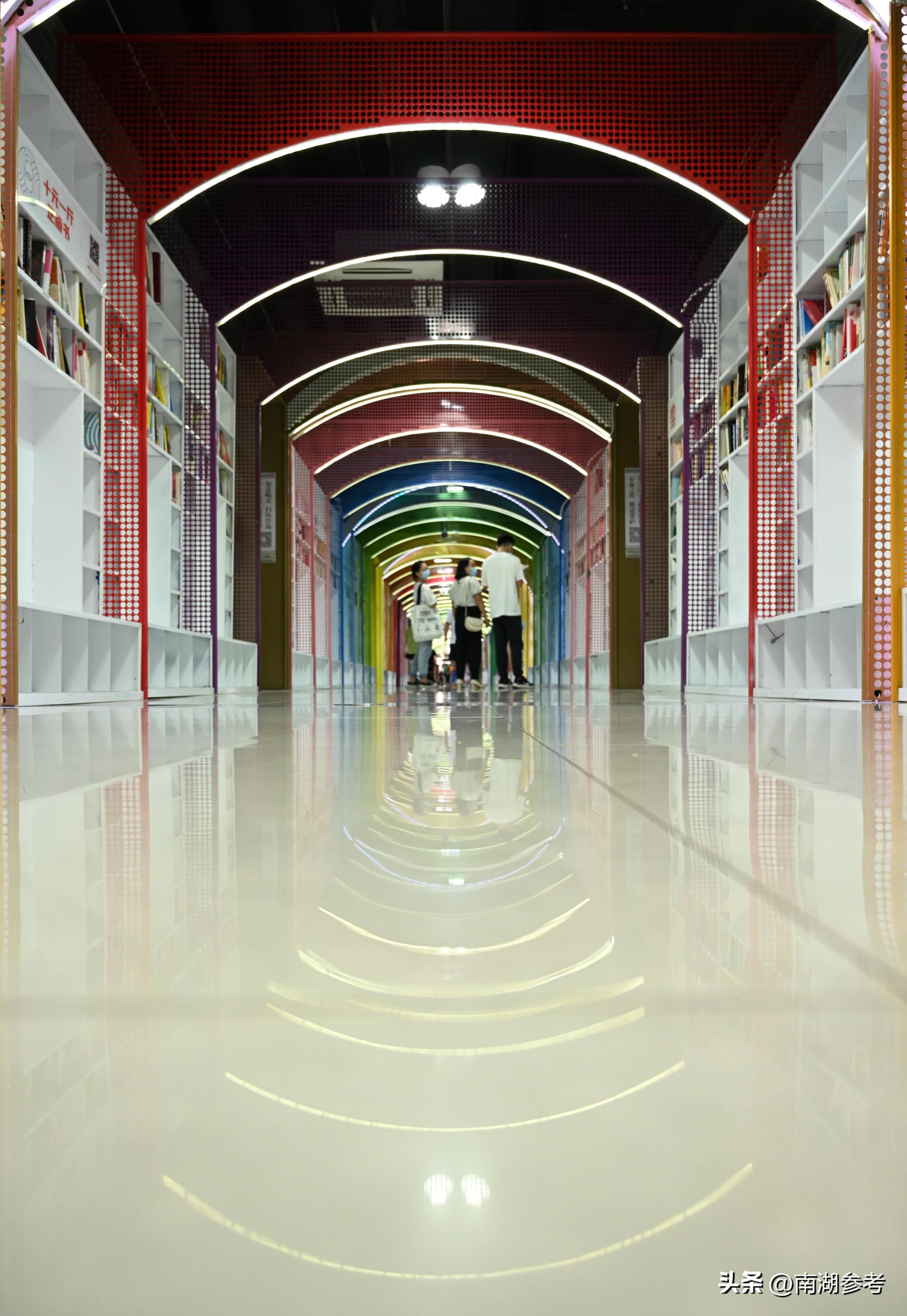 南宁24小时营业的书店,南宁地铁站现百米彩虹书店