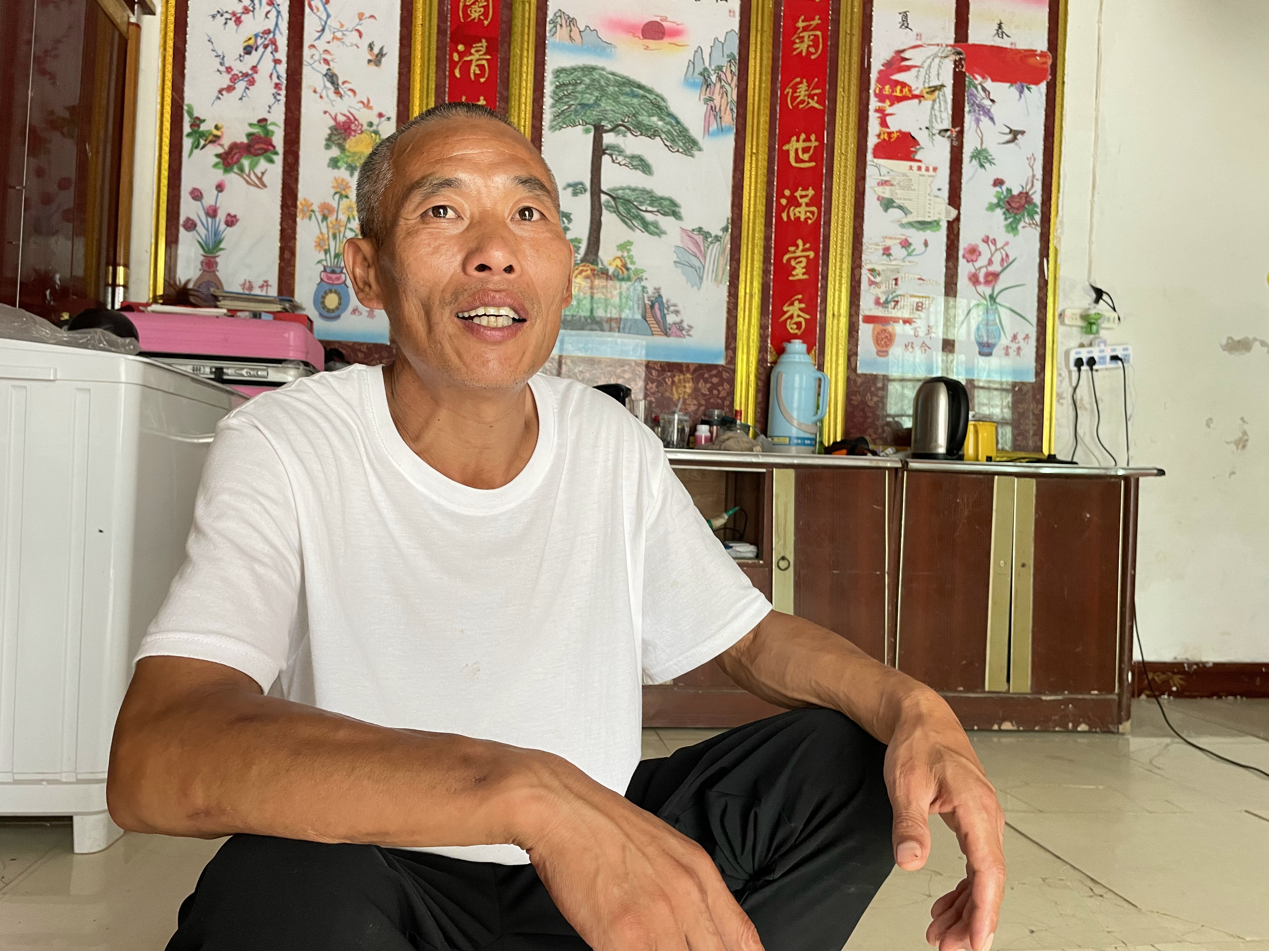 “杀人犯”谢哲海洗冤录:自称因凑热闹被控“强奸未遂后杀人”,服刑22年,出狱后仍在喊冤,靠打零工为生