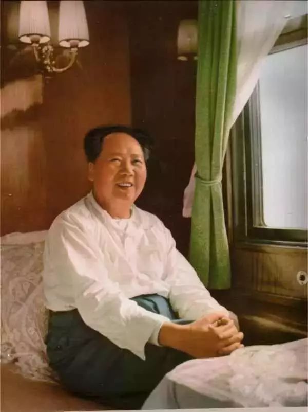 重温毛主席经典诗词:读伟人诗词,看一代天骄!